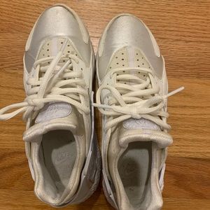 white nike huaraches! worn 3 times. good condition